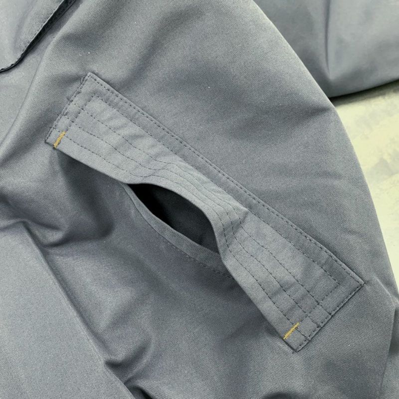 脇ポケットは物が落ちにくい逆玉