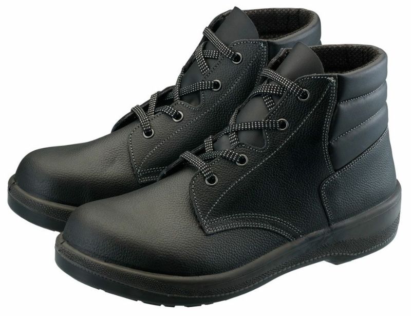 くるぶしまでガードする編上の安全靴