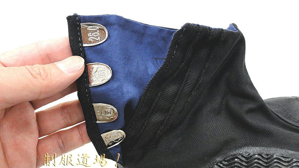 足を固定させて留める部分。（↑4枚こはぜ）４個のホックが付いています！