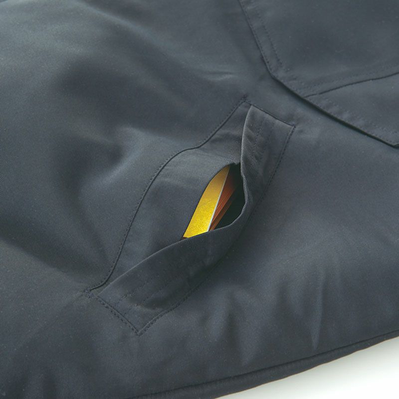 脇ポケットは物が落ちにくい逆玉<br>※同じタイプの防寒ズボンは【廃番】となりました。