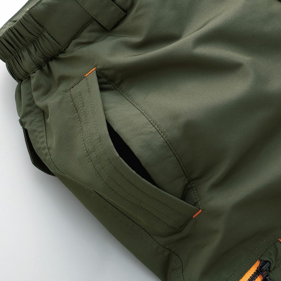 ズボンのポケットは、手を突っ込むと下に履いている作業ズボンのポケットに届くような設計です。なのでポケットというより貫通しているようなイメージです。