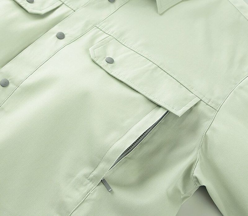 左右胸ファスナー付タテポケットが左右についてます。