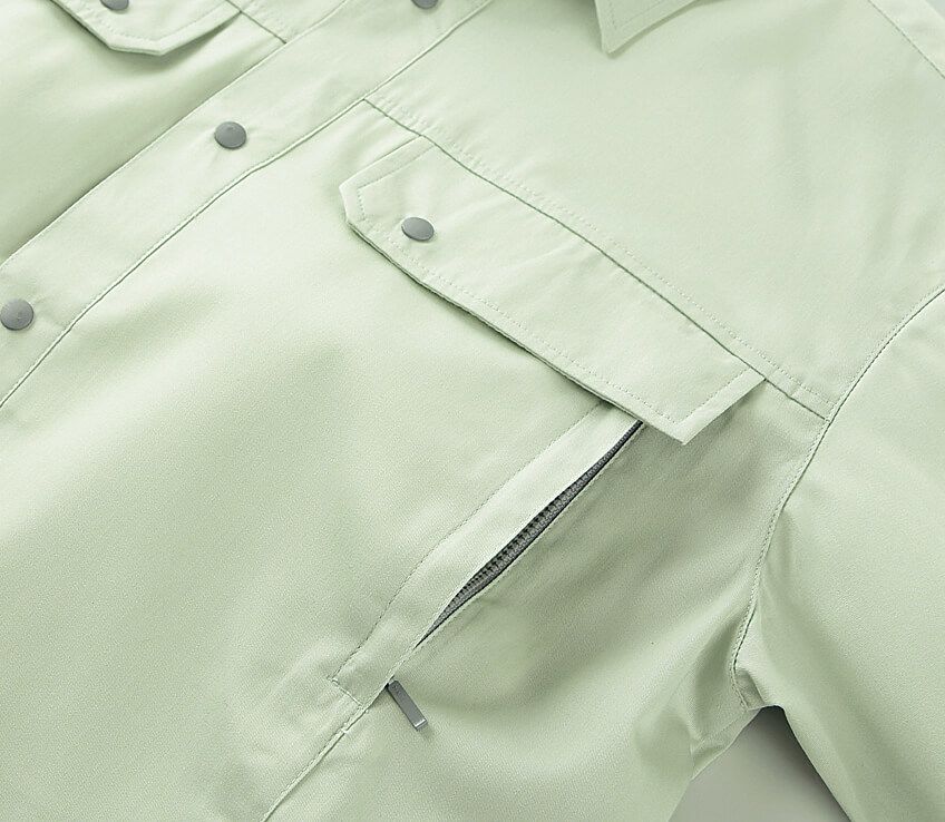 左右胸ファスナー付タテポケットが左右についてます。