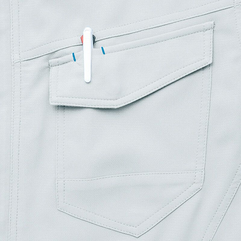 ペンやスケールなどが出し入れしやすい便利な装備。