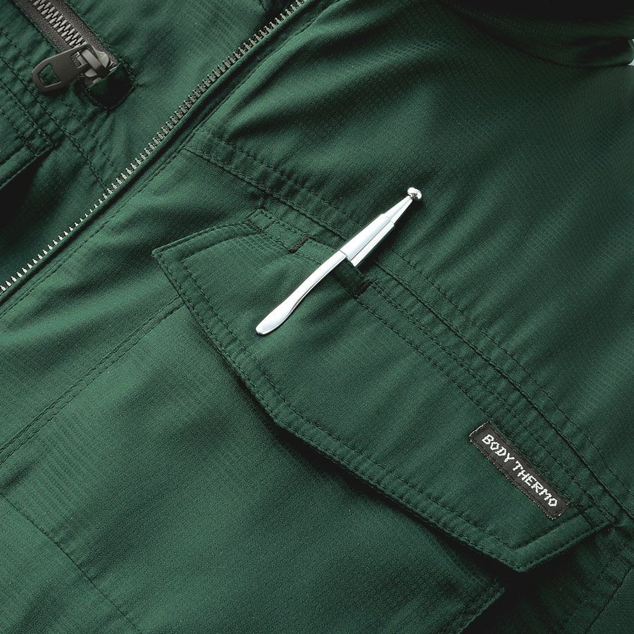 左胸のペン差し部分です。