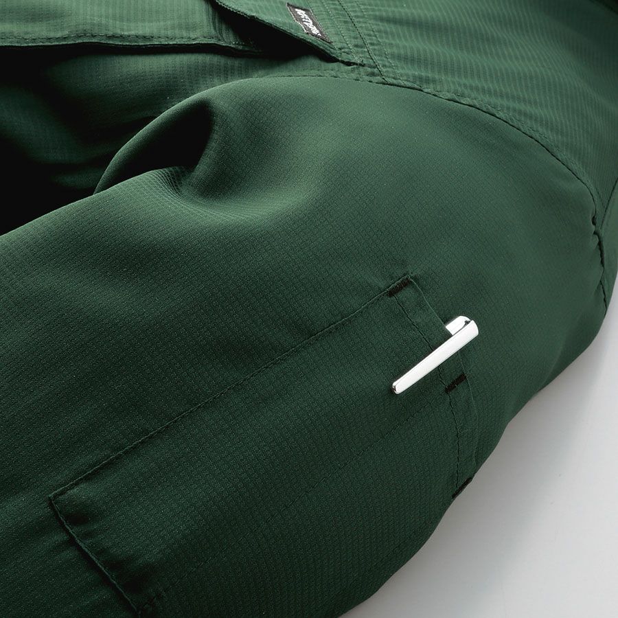 左袖のペン差し部分。