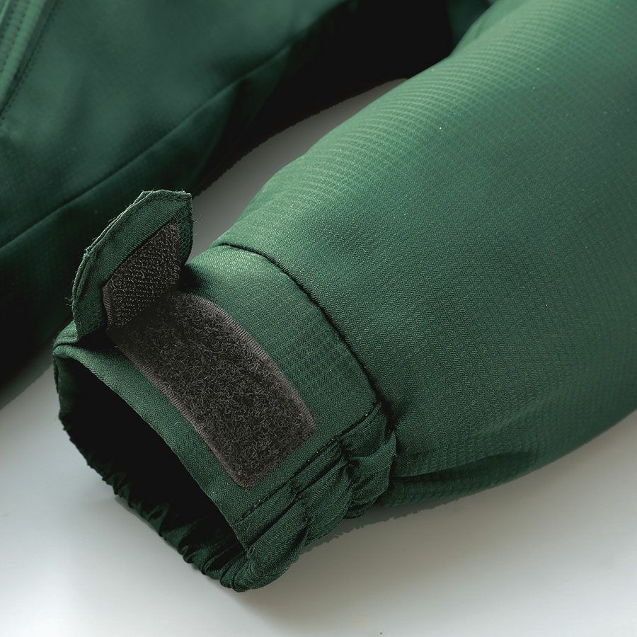 袖マジック式で調整可能。