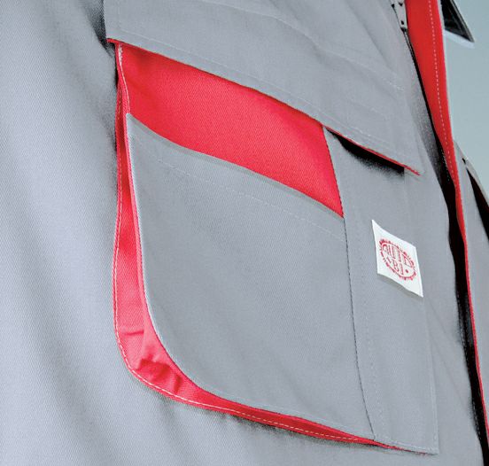 胸ポケットにはマチがありますので通常のポケットと比べても容量たっぷり。