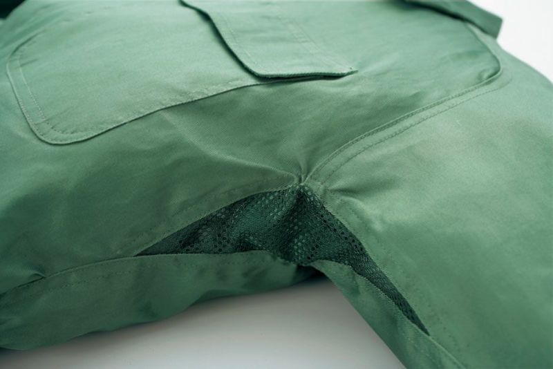 脇には通気性抜群のメッシュ仕様。<br>※こちらのカラーは廃色です。