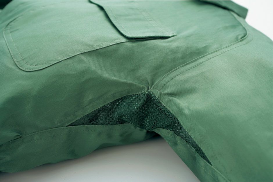 脇には通気性抜群のメッシュ仕様。<br>※こちらのカラーは廃色です。