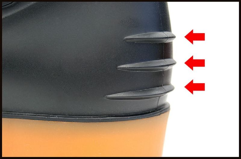 逆の足で踏みながら脱ぐと脱げやすいです。