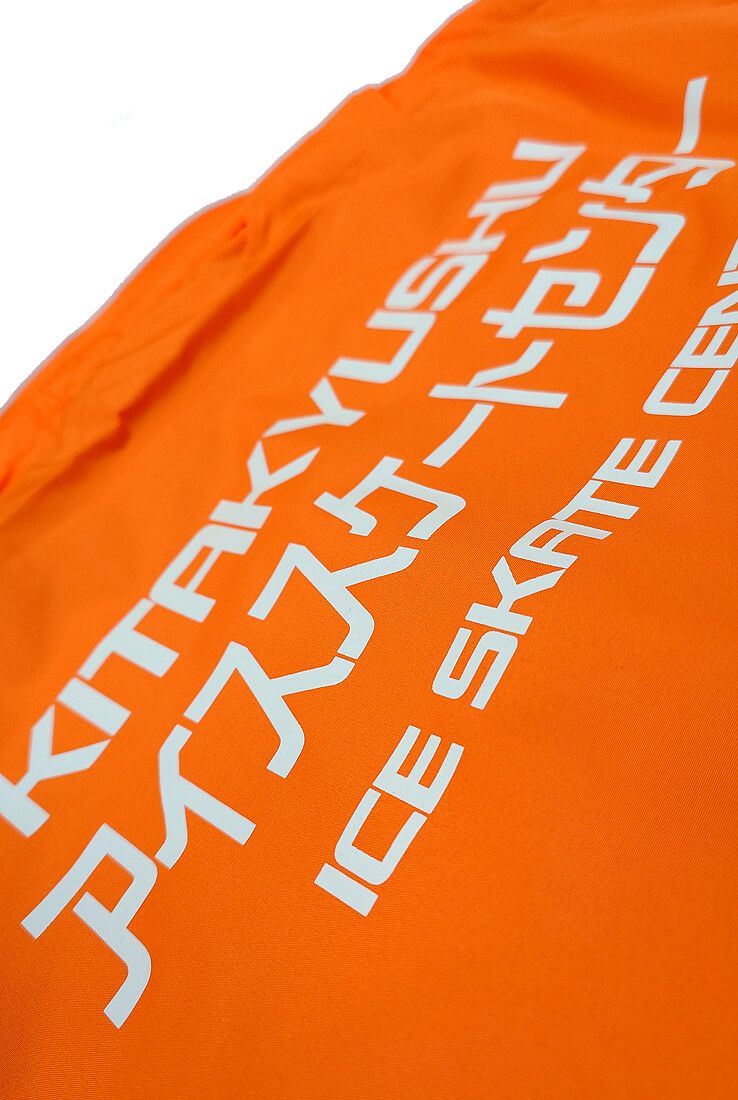 背中のシルクプリント部分のアップ写真。<br>分厚い防寒服でもこれぐらいキレイに名入れが可能です！