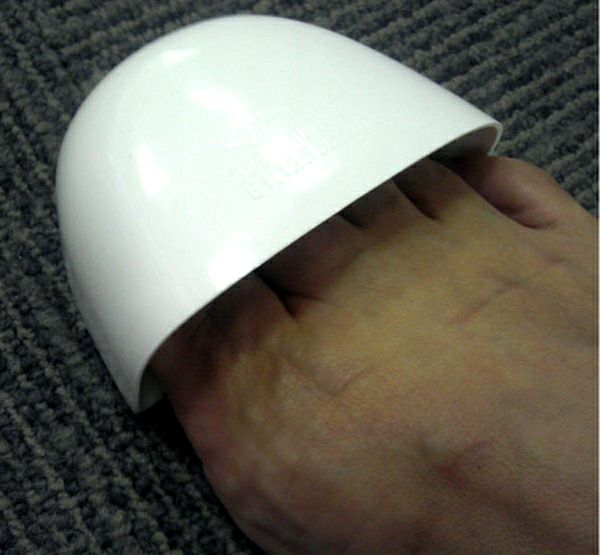 つま先の樹脂製の先芯で安全を確保<br>JIS規格相当の強度に対応いたしております。