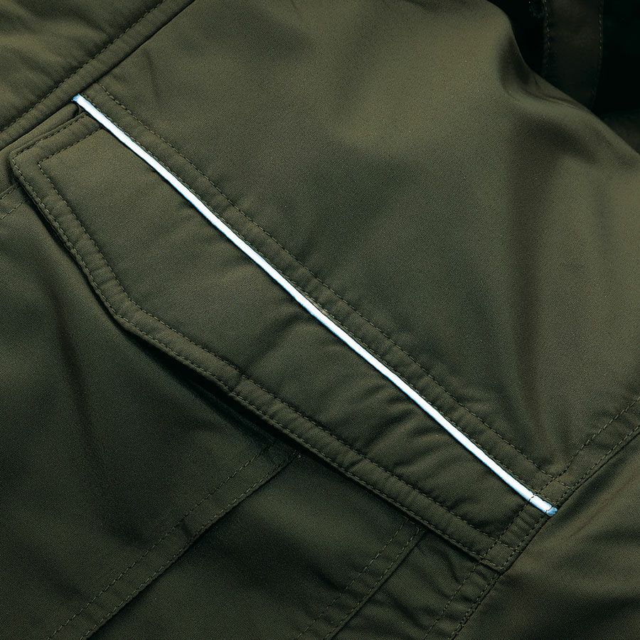 左右胸ポケット部分に反射パイピング付きです！