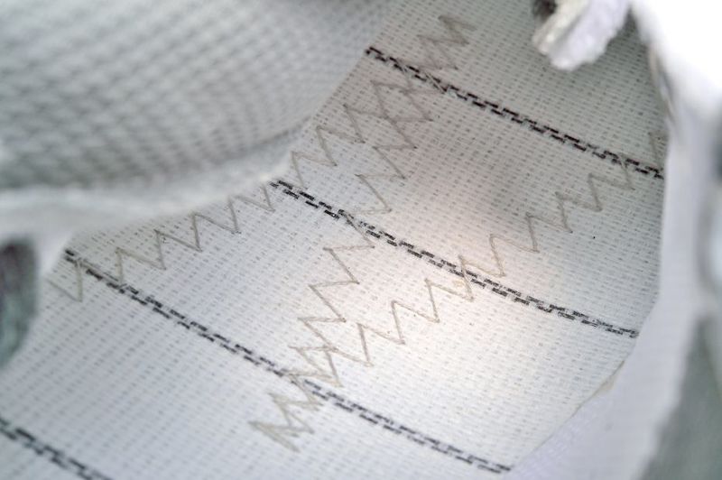 靴底から静電気を逃すようにジグザグに導電糸を縫っています。