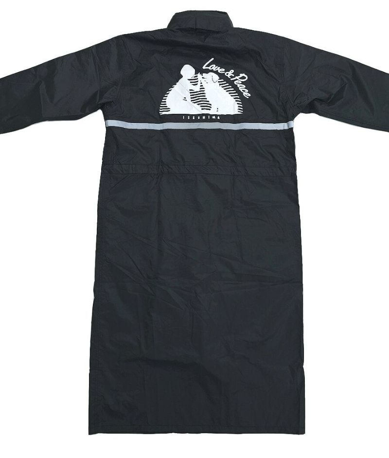 三重県伊勢志摩にあるリゾートホテル・ラブアンドピース様の社名入りオリジナルレインコートの完成写真をご覧ください。<br>ロゴ入りだとより一層オリジナル感がアップています！