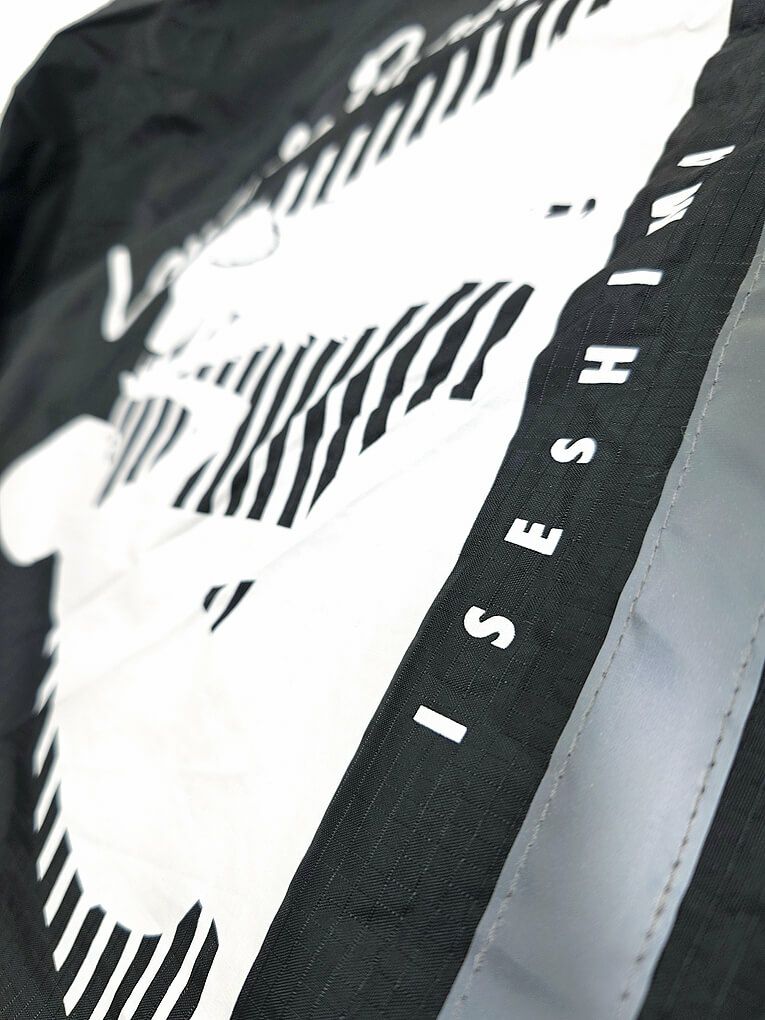 レインコートへのオリジナルプリント部分のアップ写真もご紹介いたします。<br>これだとアップで撮影してもキレイに細かい文字が入っています。