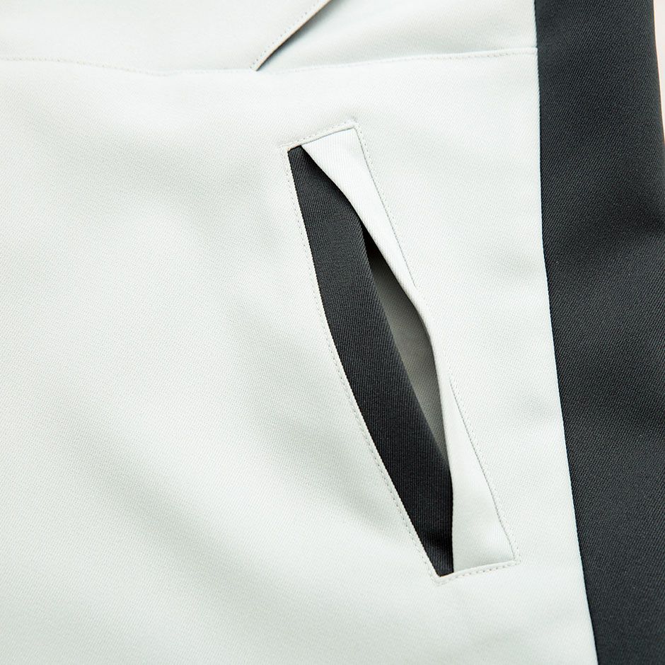 物が落ちにくい逆玉仕様の脇ポケット