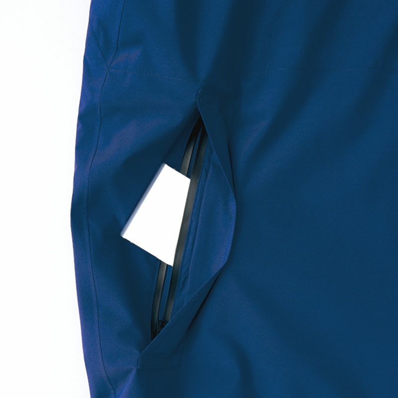 【脇ポケット】止水ファスナー仕様で雨などの侵入を防ぐ。