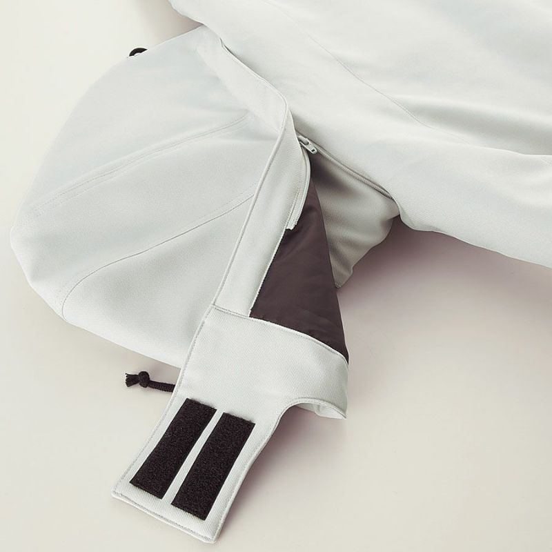 着脱式フード＆ドローコード付き