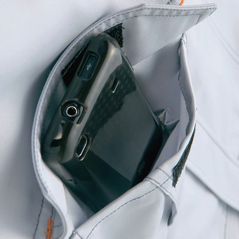 【スマートフォン対応ポケット】<br>ポケット内側にはスマートフォン収納に最適なミニポケットを装備。