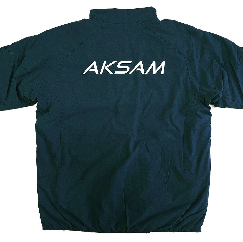 栃木県小山市にあるAKSAM様のネーム入り防寒着を製作させていただきました。<br>背中の大きな文字が目立っていてGOOD！