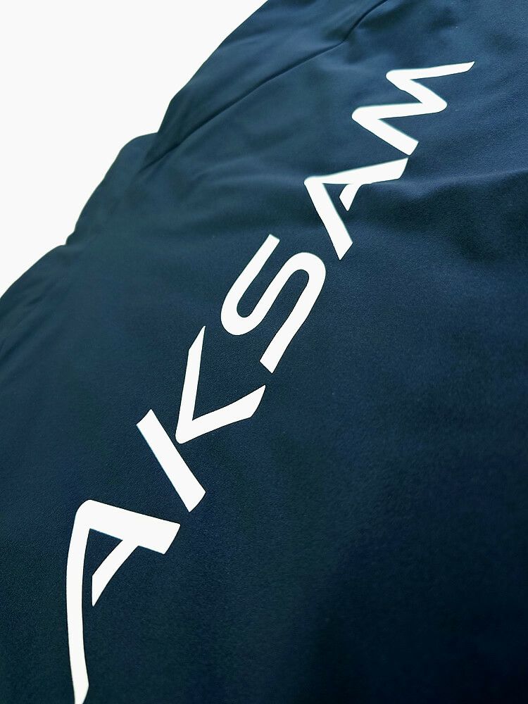 背中にはシルクプリントという方法で名入れしています。<br>ユニフォーム用の特殊な長持ちするインクを使用しているので耐久性抜群です。