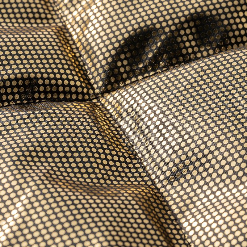 裏地：ゴールドアルミプリント＋タフタ<br>（背中のみ）魔法瓶効果による保温性とツヤのある素材で薄くて軽いのが特徴。