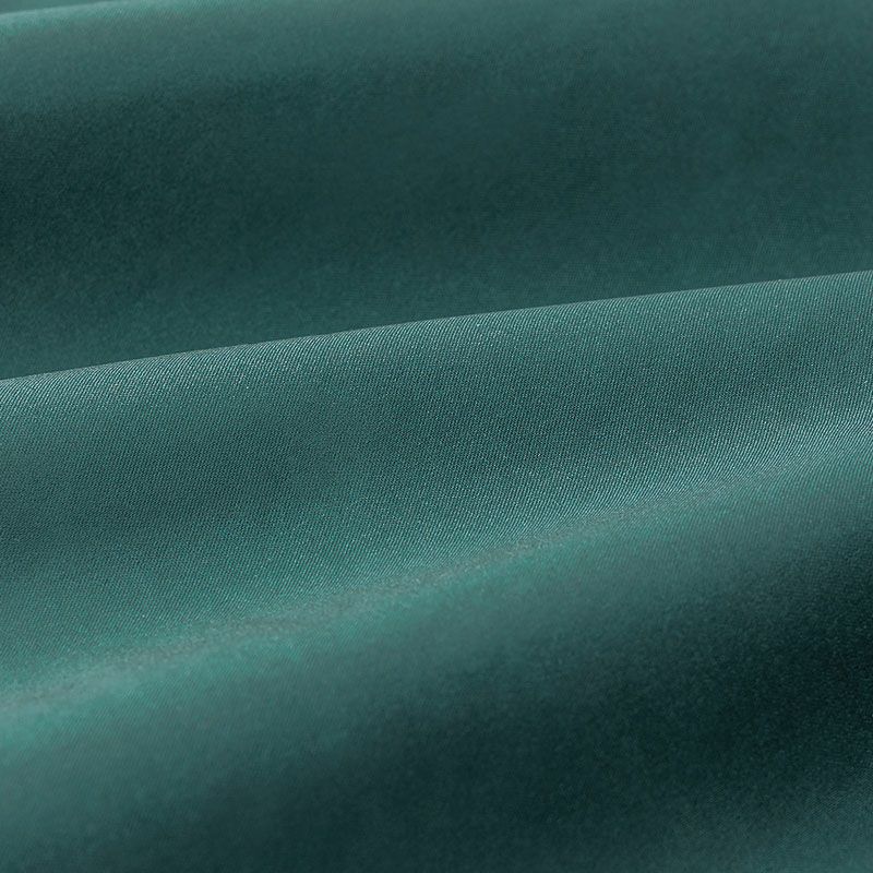 アウター表地：ポンジ<br>軽量でなめらかな肌触りで着心地もよく、ストレッチ性もあり、シワになりにくい。