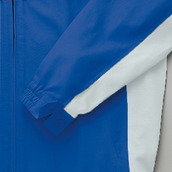 【袖口】<br>袖口と衿のタブはテープスナップ使いで落下を防ぎ、異物としてのボタンの混入を防止します。