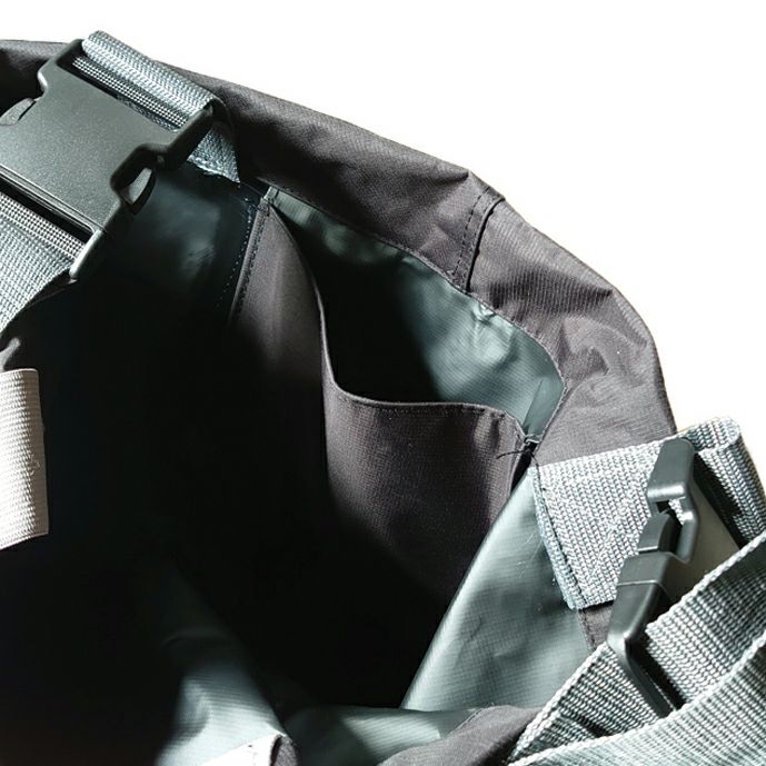 取り出しやすいふたを無しの内バストポケット