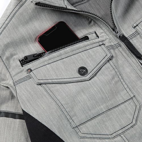 右胸Wポケット（ファスナー付＆雨蓋ドットボタン付）