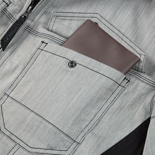 左胸ポケット（雨蓋ドットボタン付き）