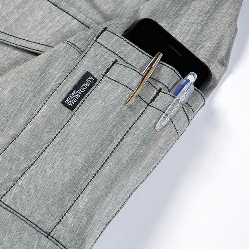 左袖には収納力の高いペン差しポケット