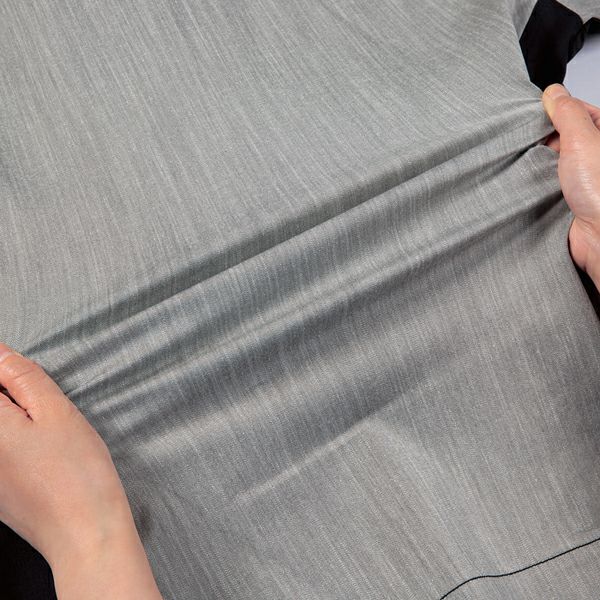横ストレッチ素材<br>【ストレッチツイル】ソフトな肌触りとストレッチ性に優れた素材、光沢感がありシワになりにくい。