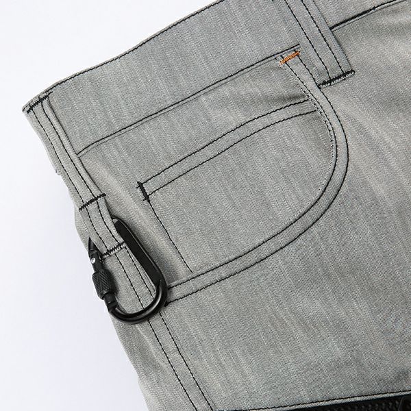 左右ベルトループ部分カラビナループ/右コインポケット<br>※カラビナは付属しておりません。