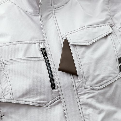 胸部分には用途に合わせて４つの多機能ポケット採用