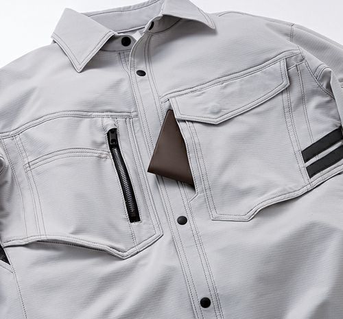 胸部分には用途に合わせて4つの多機能ポケット採用