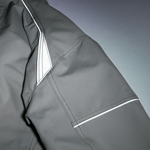 肩＆左右袖反射パイピング <br>＆左右後ろ肩部分には安全を確保する反射素材。