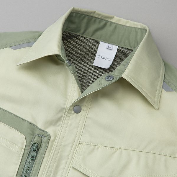 背当てにはムレを軽減するメッシュを使用