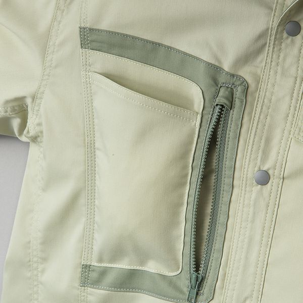 右胸にはファスナー＆二重ポケットを使用