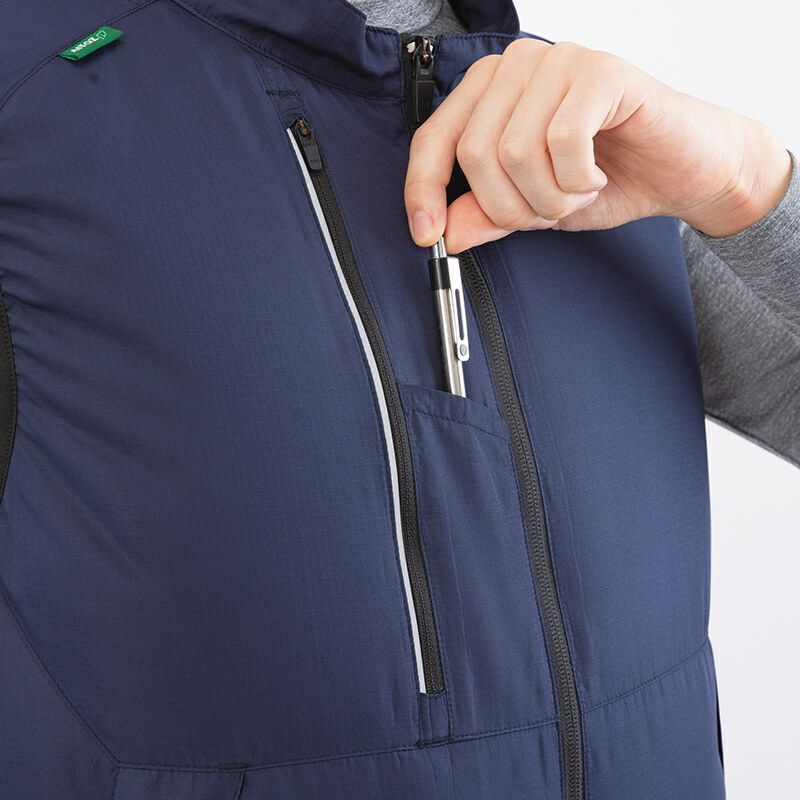 胸にペン差し付き