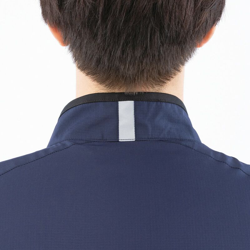 首後ろにも反射材付き