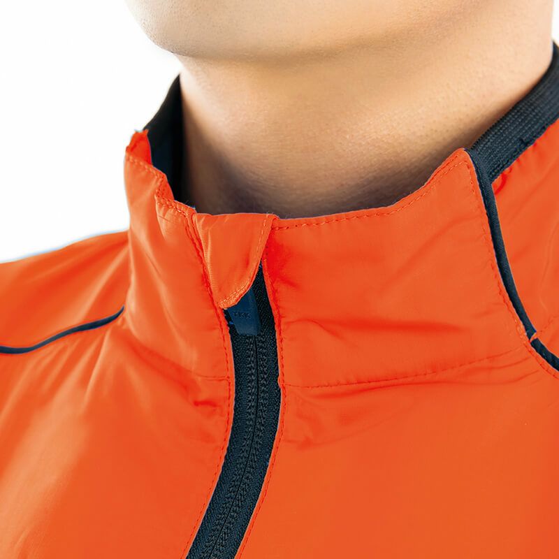 首にファスナーが当たらないガード仕様