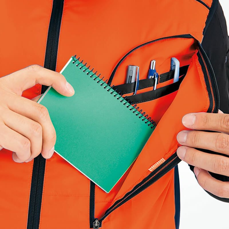 左胸の大型ポケット