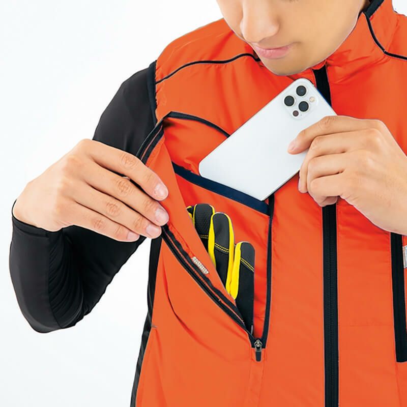 右胸にも大きなポケット付き