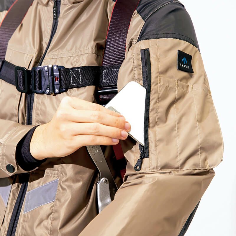 左袖のファスナーポケット
