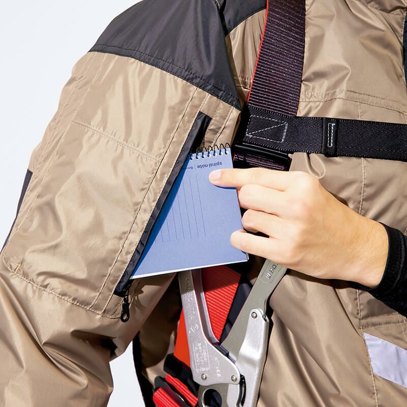 右袖にもファスナーポケット