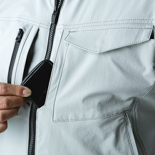 胸廻りには4つの機能ポケットを設けています。