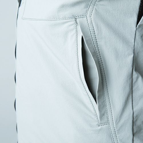 脇ポケットは物が落ちにくい逆玉仕様。